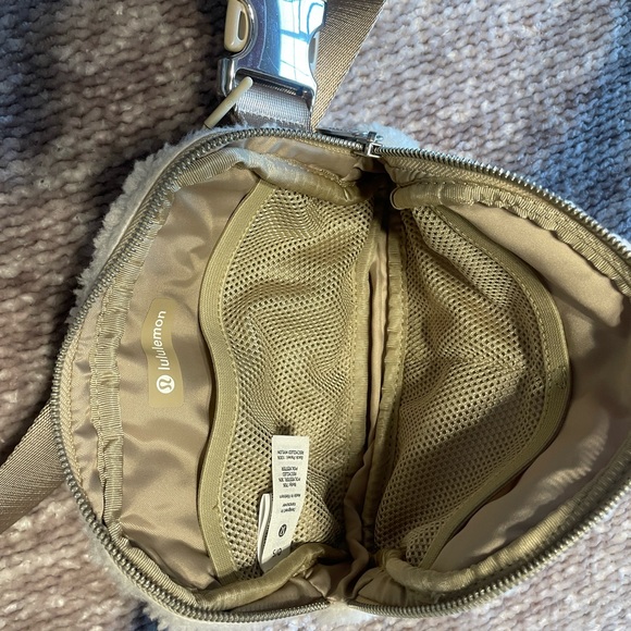 Lululemon Sherpa belt bag - Picture 2 of 3